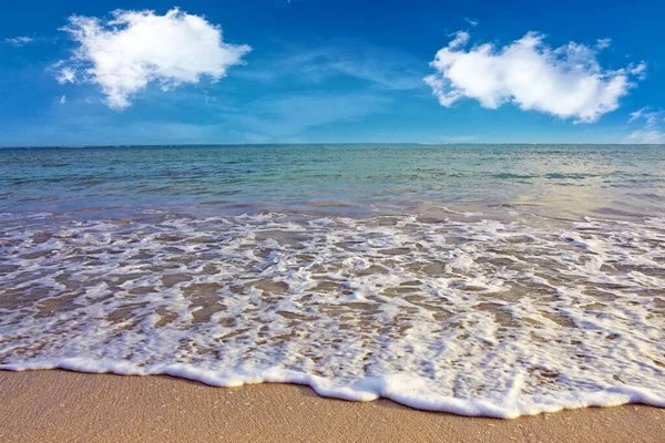 Hermoso mar caribeño y cielo de nubes azules. Fondo de viaje. —  Fotos de Stock