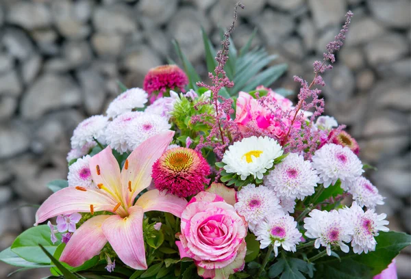 バレンタインデー灰色の背景に隔離されたカラフルな花の花束. — ストック写真