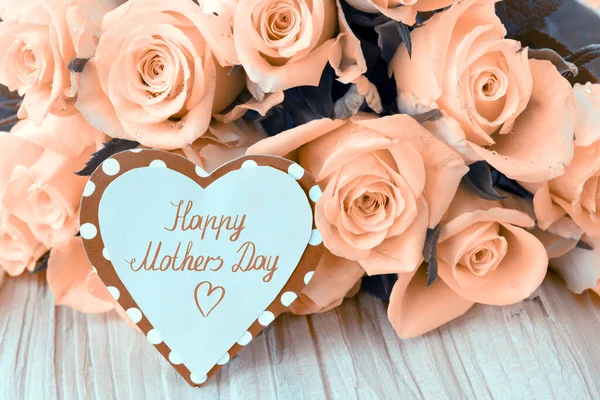 Szczęśliwy Dzień Matki kartka z żółtymi różami na tle drewna. — Zdjęcie stockowe