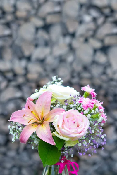 ช่อดอกไม้วันวาเลนไทน์ของดอกไม้สีสันแยกกันบนพื้นหลังสีเทา . — ภาพถ่ายสต็อก