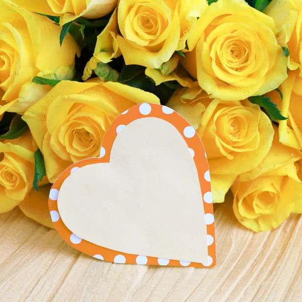 Happy Mothers Day card with yellow roses on wood background. — Stock Photo, Image