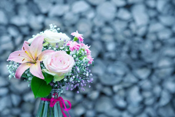 Valentijnsdag Boeket van kleurrijke bloemen geïsoleerd op grijze achtergrond. — Stockfoto