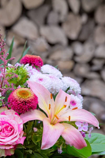 Alla hjärtans dag bukett av färgglada blommor isolerade på grå bakgrund. — Stockfoto