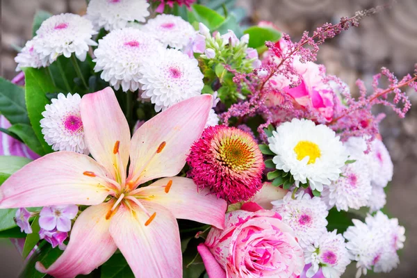 Mors dag bukett av färgglada blommor isolerad på grå bakgrund. — Stockfoto