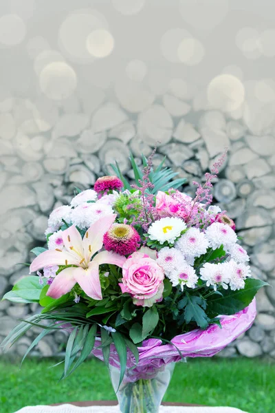 Valentines Day Bouquet bunga berwarna-warni terisolasi pada latar belakang abu-abu. — Stok Foto