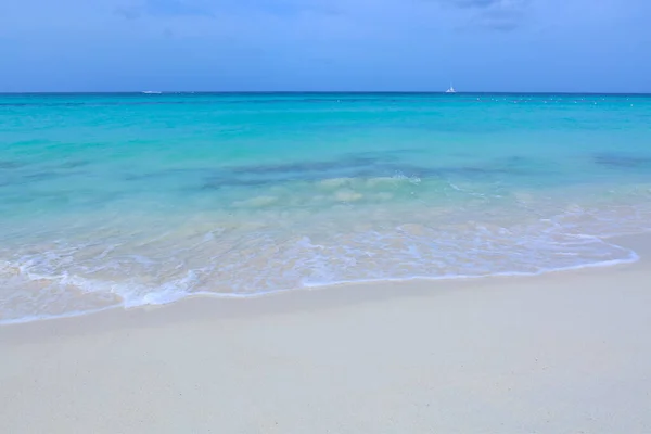 Fondo de viaje con playa de arena blanca y mar Caribe. —  Fotos de Stock