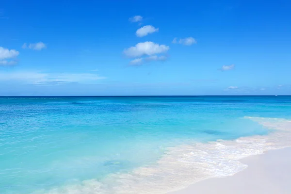 Fondo de viaje con playa de arena blanca y mar Caribe. —  Fotos de Stock