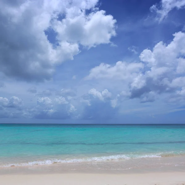 Sfondo di viaggio con nuvole cielo e mare dei Caraibi. — Foto Stock