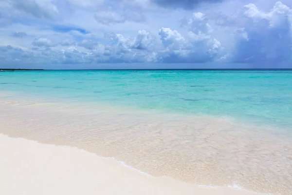 Reisehintergrund mit Wolken Himmel und Karibik Meer. — Stockfoto