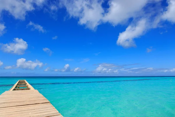 Vista panoramica di un molo di legno sul mare dei caraibi . — Foto Stock
