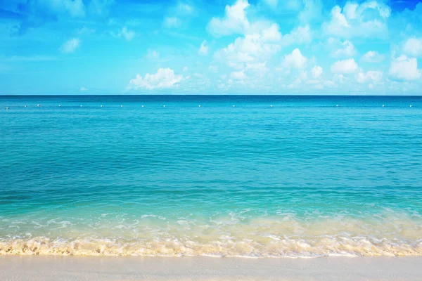 Hermoso mar caribeño y cielo azul. Fondo de viaje. — Foto de Stock