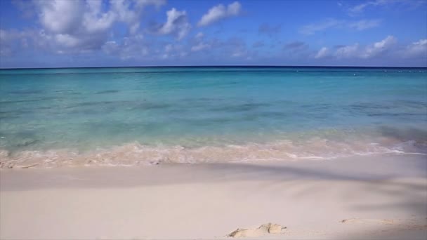 Karibik Strand Meer, Blick auf Strand Meer auf Sonnenlicht im Sommer. — Stockvideo