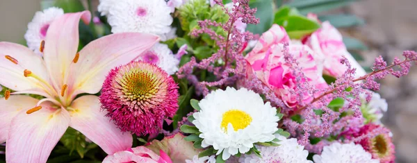 Den matek kytice barevných květin izolovaných na šedém pozadí. — Stock fotografie