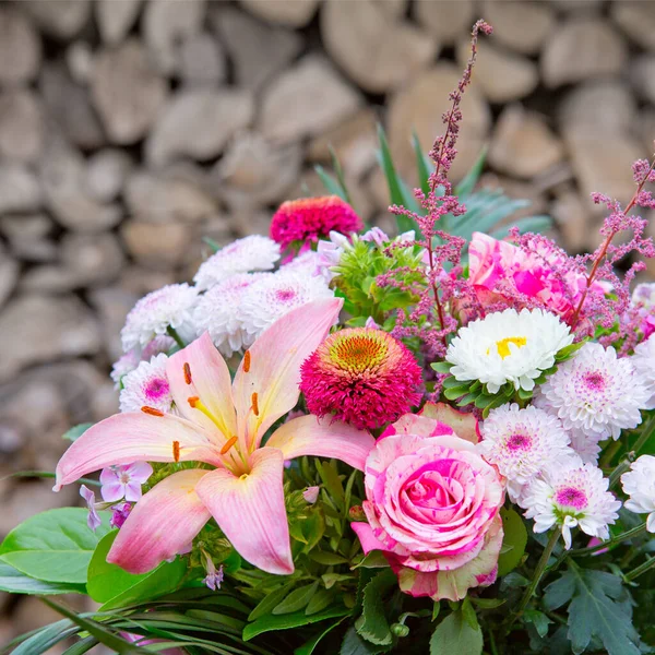 Valentines Day Kytice barevných květin izolovaných na šedém pozadí. — Stock fotografie