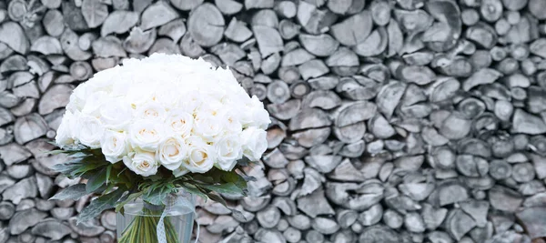 灰色背景玻璃瓶中的一束白玫瑰. — 图库照片