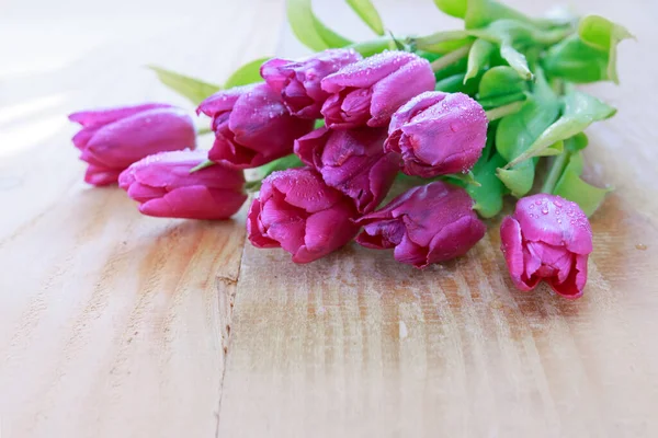 Šťastné matky Day karta s fialovými tulipány na pozadí dřeva. — Stock fotografie