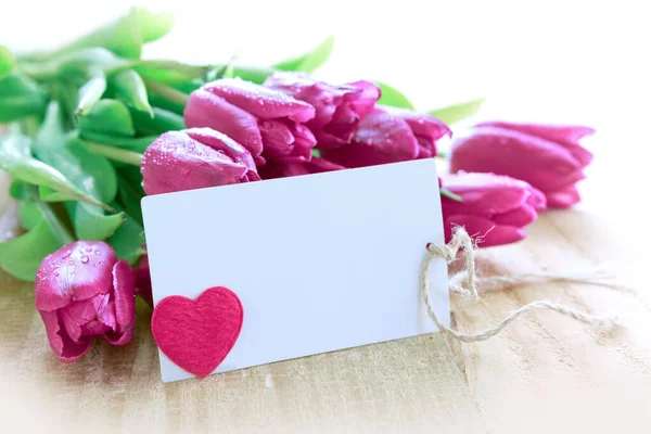 Happy Mothers Day card con tulipani viola su sfondo di legno. — Foto Stock