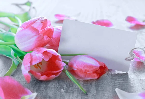 Happy Mothers Day card with pink tulips on wood background. — Stock Photo, Image