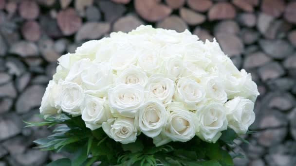 Bukett av vita rosor isolerad på grå bakgrund. — Stockvideo