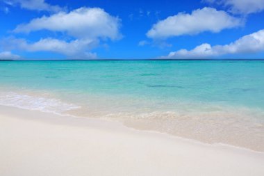 Gökyüzü ve Karayip Denizi bulutlarıyla seyahat et.