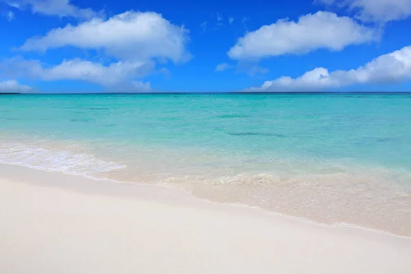 Fondo de viaje con nubes cielo y mar Caribe. — Foto de Stock