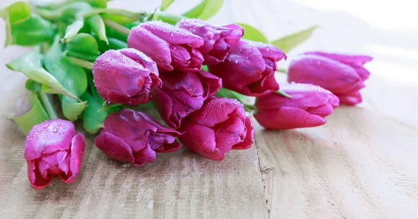 Šťastné matky Day karta s fialovými tulipány na pozadí dřeva. — Stock fotografie