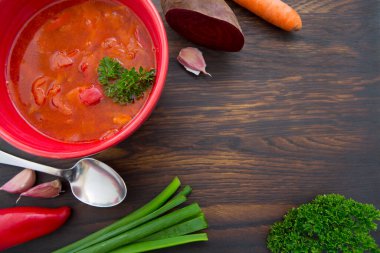 Kahverengi kasede maydanozlu kırmızı borş çorbası..