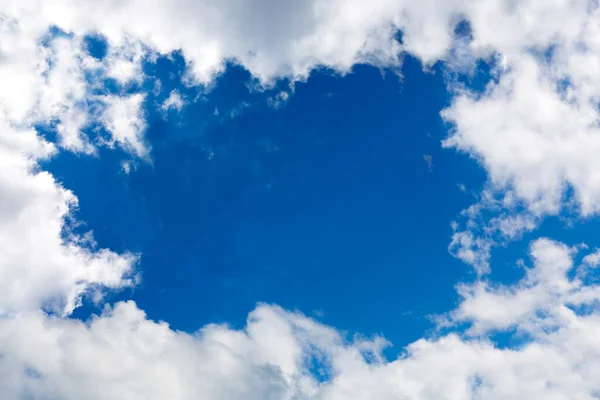 Белые облака и синий фон неба. Природа. — стоковое фото