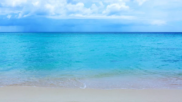 구름 과 카리브해의 바다를 배경으로 여행하는 모습. — 스톡 사진