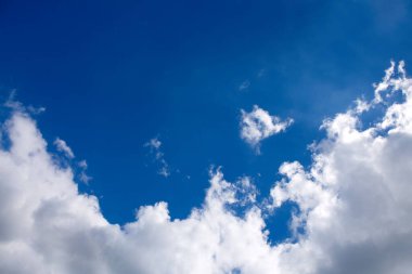 Mavi gökyüzü, güneş ışığı ve güzel beyaz bulutlar.