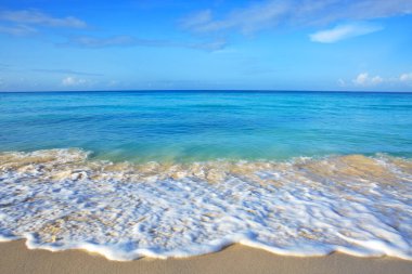 Karayipler denizi ve mavi gökyüzü. Seyahat arkaplanı.