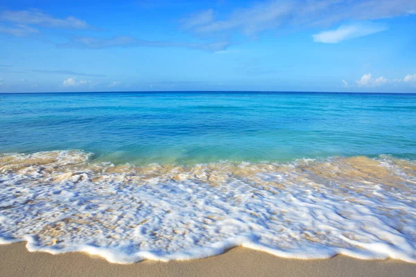 Mar Caribe y cielo azul. Fondo de viaje. —  Fotos de Stock