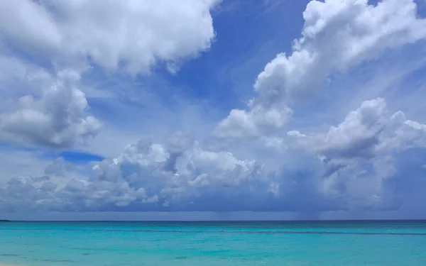 Fond de voyage avec nuages ciel et mer des Caraïbes. — Photo