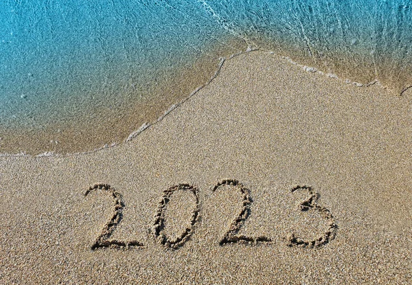 Capodanno 2023 è in arrivo concetto sulla spiaggia tropicale. — Foto Stock