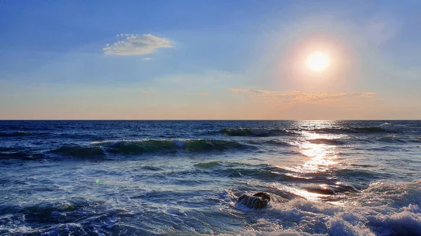 海の波の下で大きな太陽とカラフルな夕日. — ストック写真