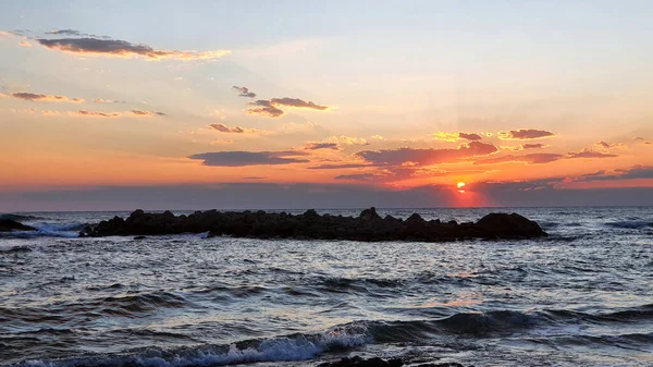 海の波の下で大きな太陽とカラフルな夕日. — ストック写真