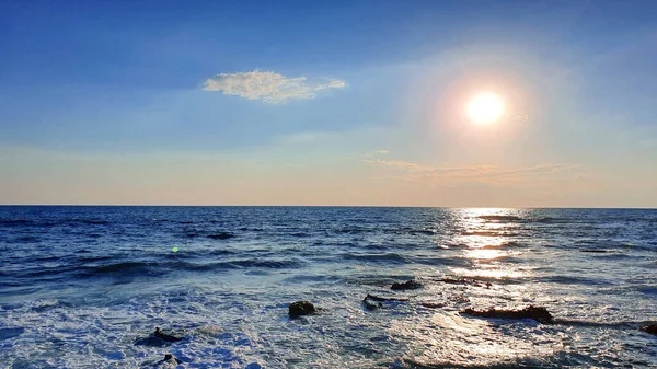 海の波の下で大きな太陽とカラフルな夕日. — ストック写真