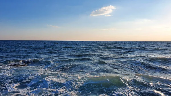 Mar azul bonito e grandes ondas calmas. Fundo de viagem. — Fotografia de Stock