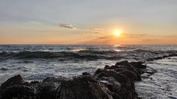 Színes naplemente nagy napsütéssel a tenger hullámai alatt. — Stock Fotó