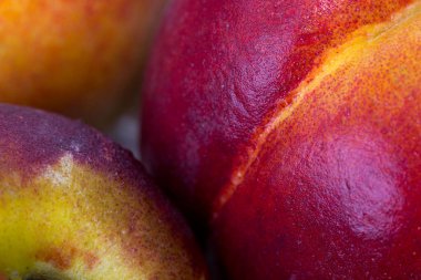 Su damlaları ile büyük kırmızı nektarine yakın.