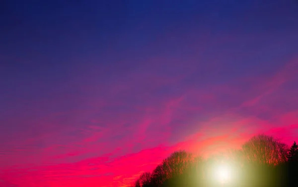 夏のカラフルな夕日と大きな雲 — ストック写真