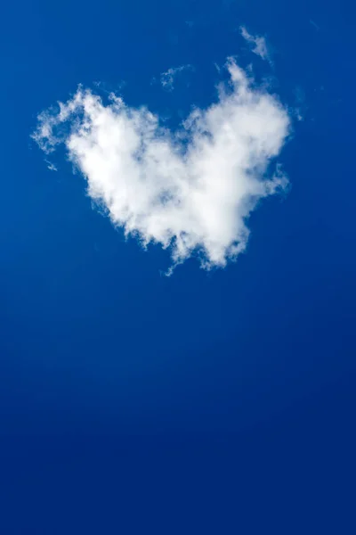 Облако Формой Сердца Концепция Любви Прекрасный День Любовника — стоковое фото