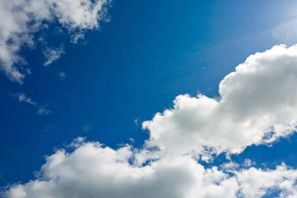 Blauwe Zomerhemel Met Pluizige Wolken Blauwe Lucht Achtergrond — Stockfoto