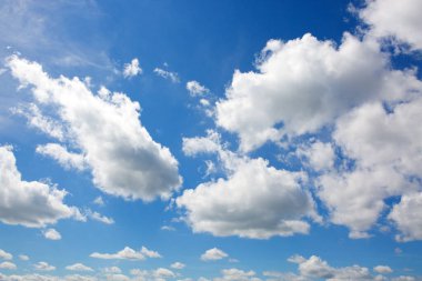 Mavi yaz gökyüzü kabarık bulutlar ve mavi gökyüzü arkaplanı.