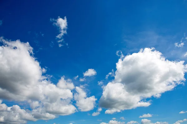 Mavi Yaz Gökyüzü Kabarık Bulutlar Mavi Gökyüzü Arkaplanı — Stok fotoğraf
