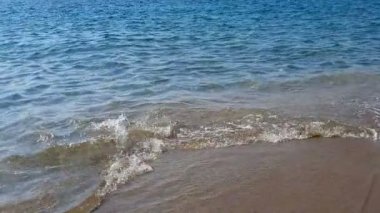 Deniz suyu arka planı ve güneş ışığı. Mavi deniz dalgaları. Soyut su arkaplanı