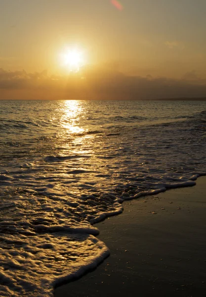 Nascer Sol Dourado Com Uma Onda Areia Grécia Praia — Fotografia de Stock