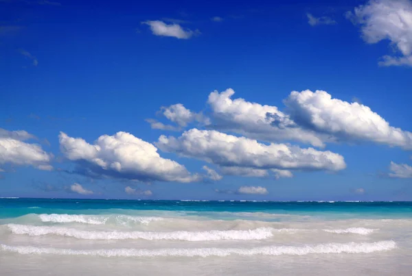 Όμορφη Καραϊβική Θάλασσα Και Γαλάζιο Ουρανό Φόντο Φύσης — Φωτογραφία Αρχείου