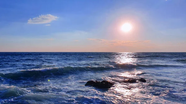日没の空と太陽の海水の上の地平線 — ストック写真