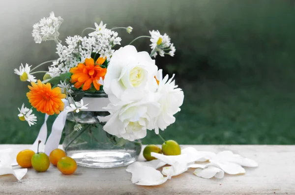 Flowers Glas Vase Table White Rose Petals — Stok fotoğraf